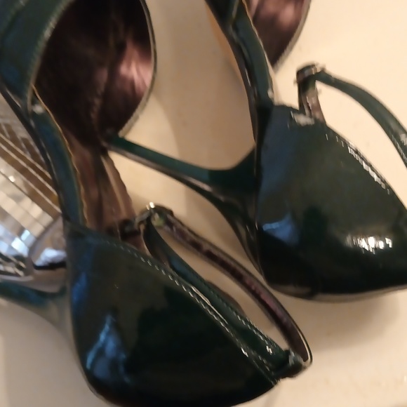 Pierre Dumas, Hunter Green, Size 8, Pointed-Toe, 3 1/2 inch Stiletto. - Picture 5 of 5
